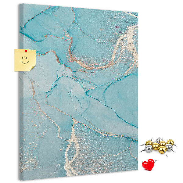 Prikbord van kurk met een hemel in marmerkleuren in verschillende tinten blauw
