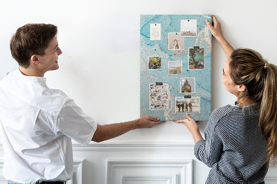 Prikbord van kurk met een hemel in marmerkleuren in verschillende tinten blauw