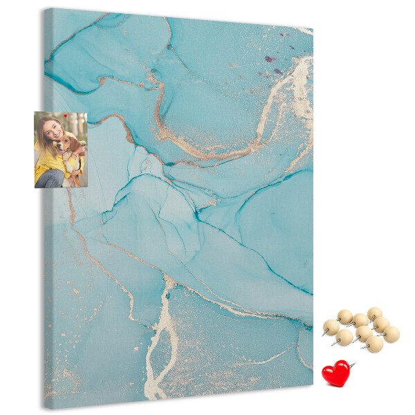 Prikbord van kurk met een hemel in marmerkleuren in verschillende tinten blauw