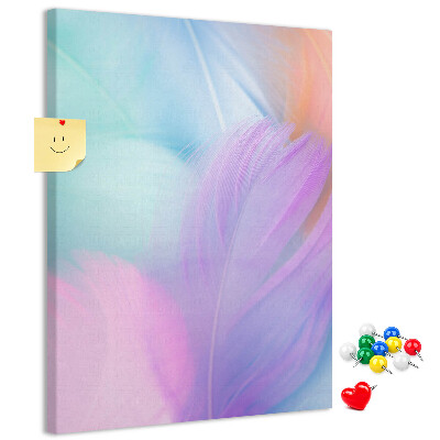Kurken memobord met fijne veertjes in pastelkleuren