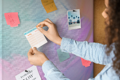 Kurken memobord met fijne veertjes in pastelkleuren