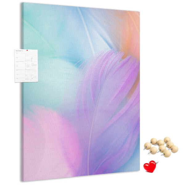 Kurken memobord met fijne veertjes in pastelkleuren