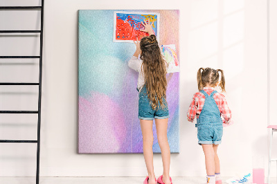 Kurken memobord met fijne veertjes in pastelkleuren