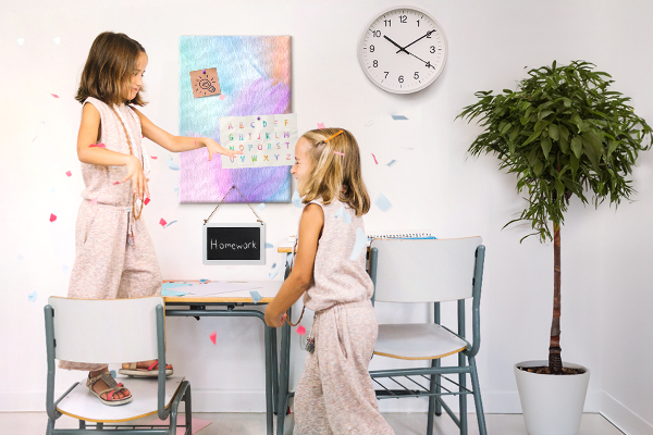 Kurken memobord met fijne veertjes in pastelkleuren