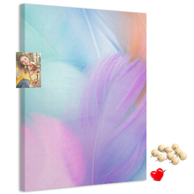 Kurken memobord met fijne veertjes in pastelkleuren
