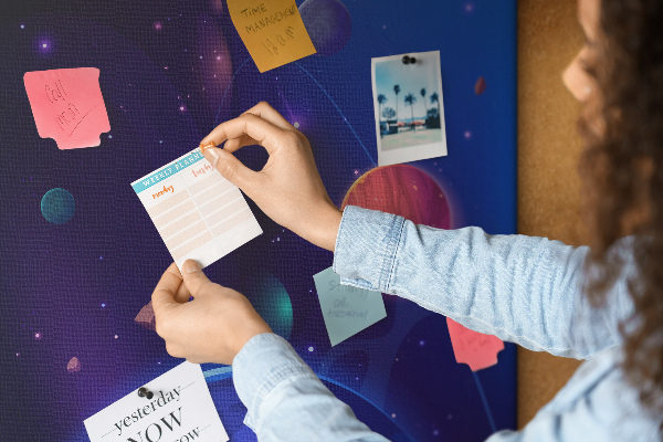 Prikbord van kurk met een ruimtelandschap met planeten en asteroïden