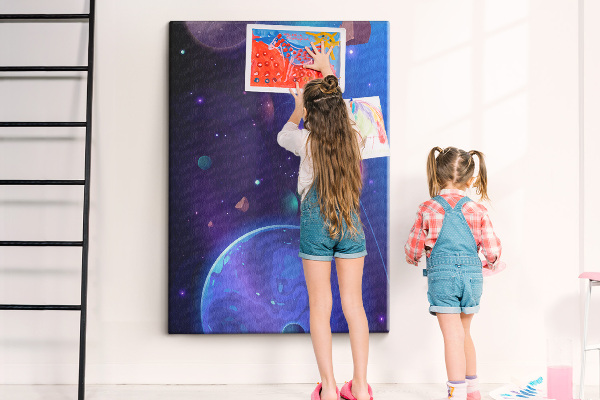 Prikbord van kurk met een ruimtelandschap met planeten en asteroïden