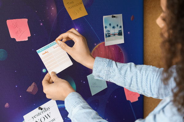Prikbord van kurk met een ruimtelandschap met planeten en asteroïden