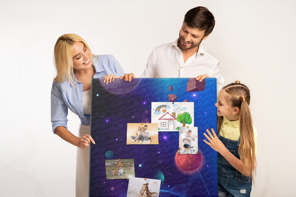 Prikbord van kurk met een ruimtelandschap met planeten en asteroïden