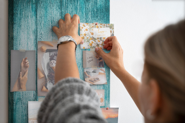 Kurk bedrukken zonnige blauwe houten planken op de achtergrond