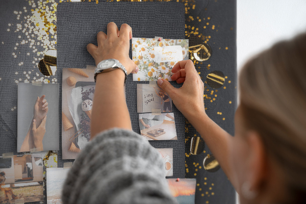 Kurk bedrukken met gouden en zilveren accenten op een zwarte achtergrond