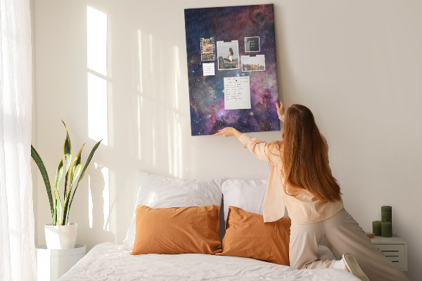 Kurken memobord met een kosmische nevel vol sterren