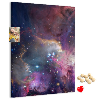 Kurken memobord met een kosmische nevel vol sterren