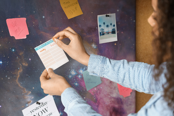 Kurken memobord met een kosmische nevel vol sterren