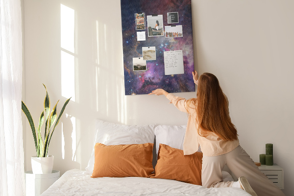 Kurken memobord met een kosmische nevel vol sterren