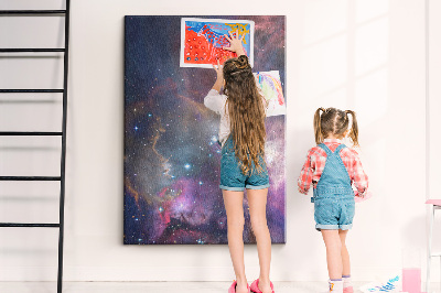 Kurken memobord met een kosmische nevel vol sterren