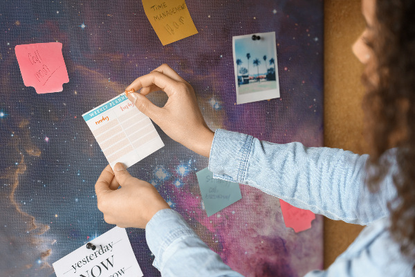 Kurken memobord met een kosmische nevel vol sterren