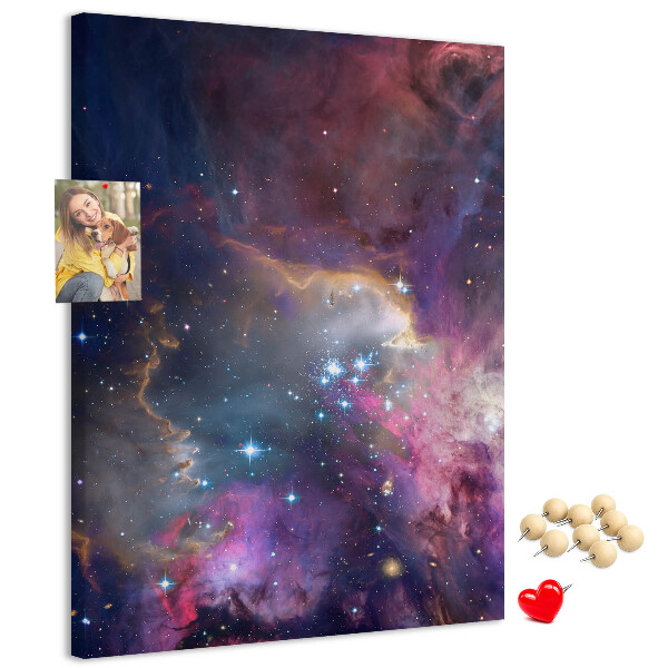 Kurken memobord met een kosmische nevel vol sterren