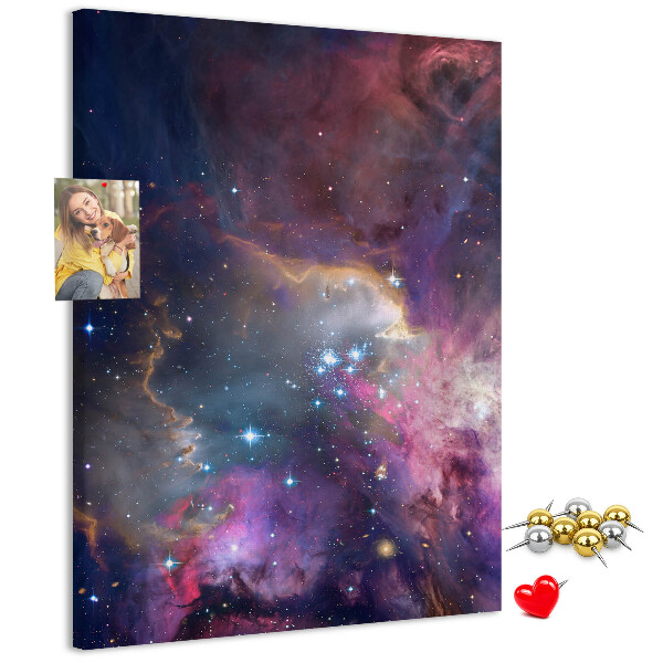 Kurken memobord met een kosmische nevel vol sterren