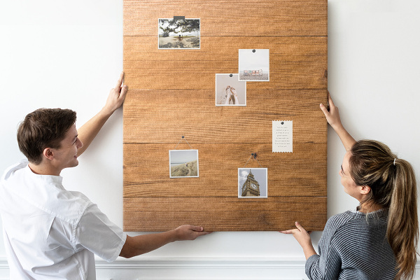 Kurken prikbord met een natuurlijke houten uitstraling in warme tinten