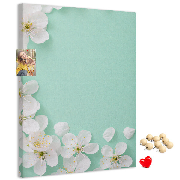 Kurk met bedrukking bloemaccenten op een pastelkleurige achtergrond