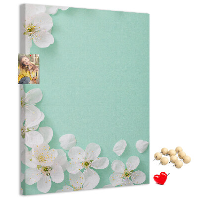 Kurk met bedrukking bloemaccenten op een pastelkleurige achtergrond