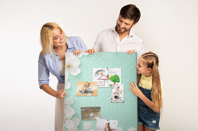 Kurk met bedrukking bloemaccenten op een pastelkleurige achtergrond
