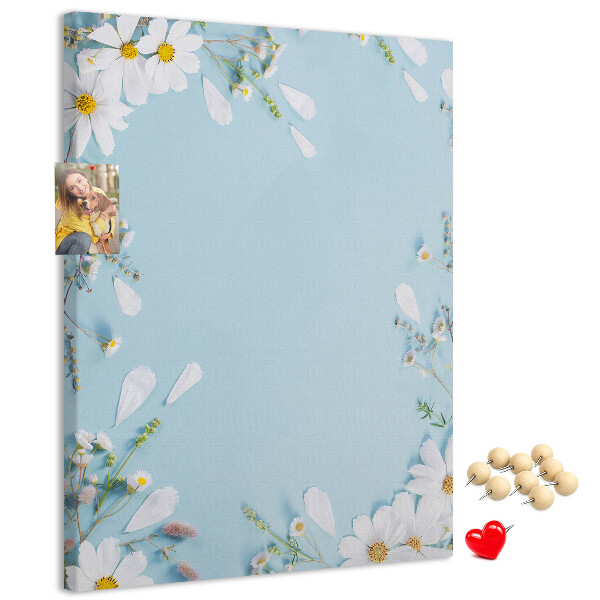 Kurken prikbord met bloemenpatroon op een blauwe achtergrond
