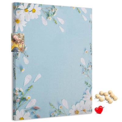 Kurken prikbord met bloemenpatroon op een blauwe achtergrond