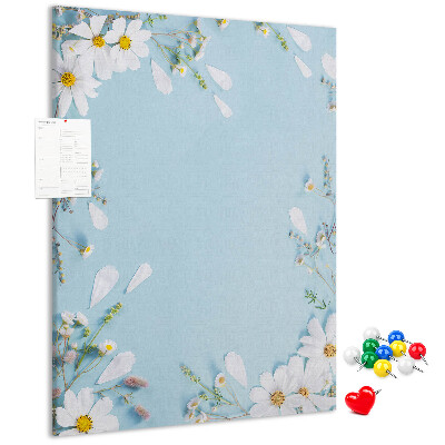 Kurken prikbord met bloemenpatroon op een blauwe achtergrond