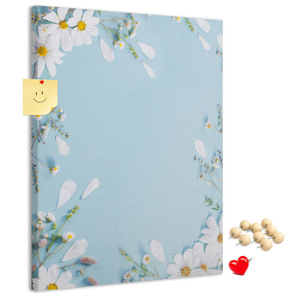 Kurken prikbord met bloemenpatroon op een blauwe achtergrond