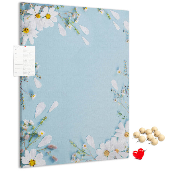 Kurken prikbord met bloemenpatroon op een blauwe achtergrond