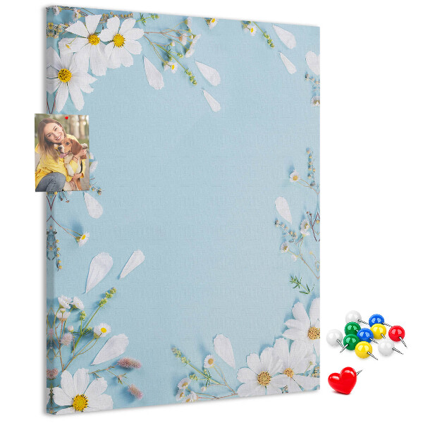 Kurken prikbord met bloemenpatroon op een blauwe achtergrond