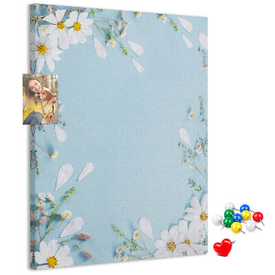 Kurken prikbord met bloemenpatroon op een blauwe achtergrond