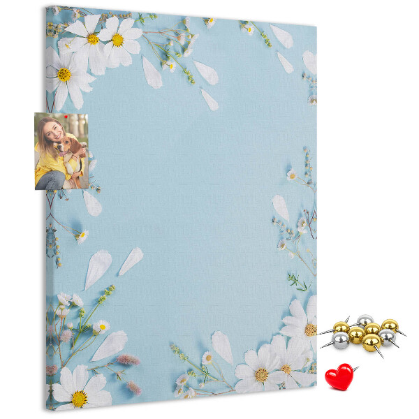 Kurken prikbord met bloemenpatroon op een blauwe achtergrond