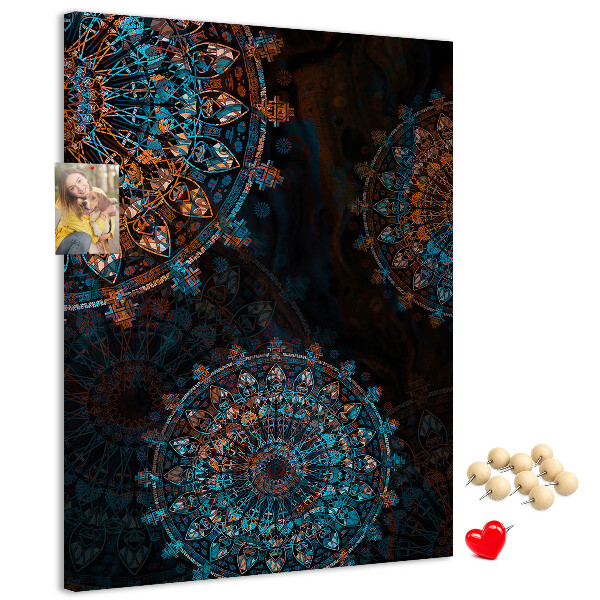 Kurken prikbord met mandala-patronen op een donkere achtergrond