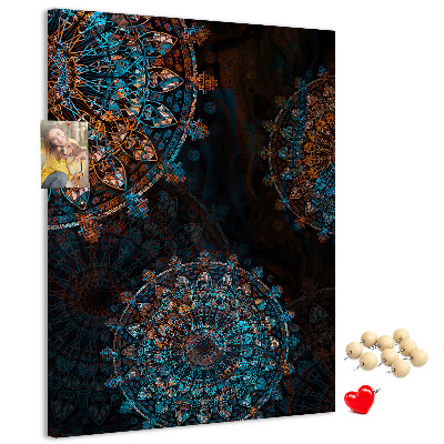 Kurken prikbord met mandala-patronen op een donkere achtergrond