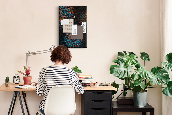 Kurken prikbord met mandala-patronen op een donkere achtergrond