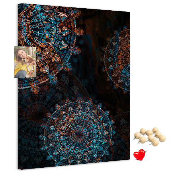 Kurken prikbord met mandala-patronen op een donkere achtergrond