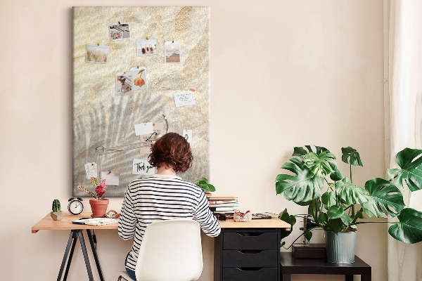 Kurk bedrukken woestijnzand met de delicate schaduw van een blad