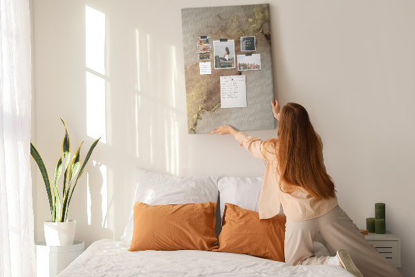 Memobord van kurk met abstract patroon en gouden accenten