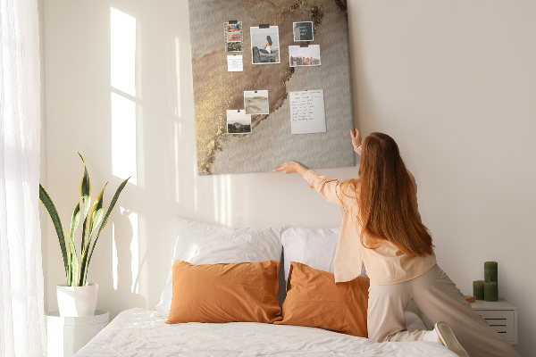 Memobord van kurk met abstract patroon en gouden accenten