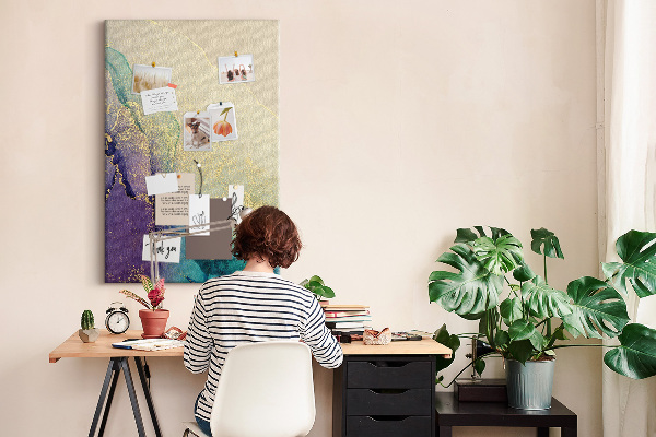 Kurken prikbord met abstract patroon en paarse accenten