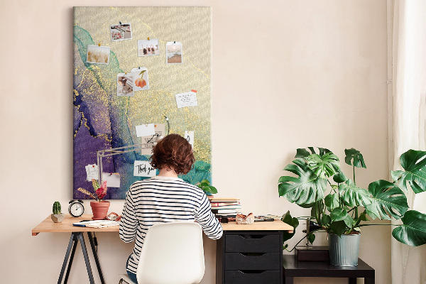 Kurken prikbord met abstract patroon en paarse accenten