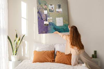 Kurken prikbord met abstract patroon en paarse accenten