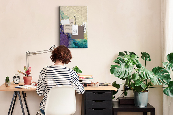 Kurken prikbord met abstract patroon en paarse accenten