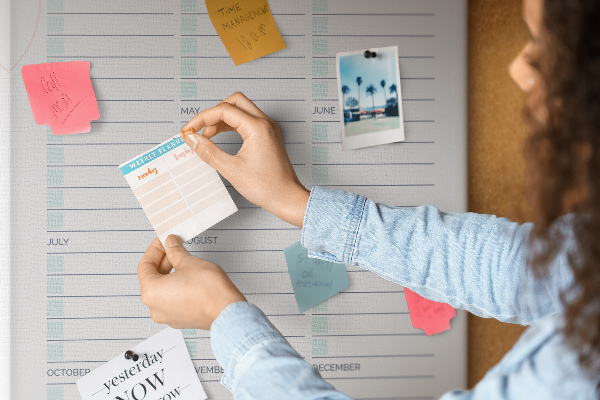 Kurk memobord maandplanner met kleurrijke accenten