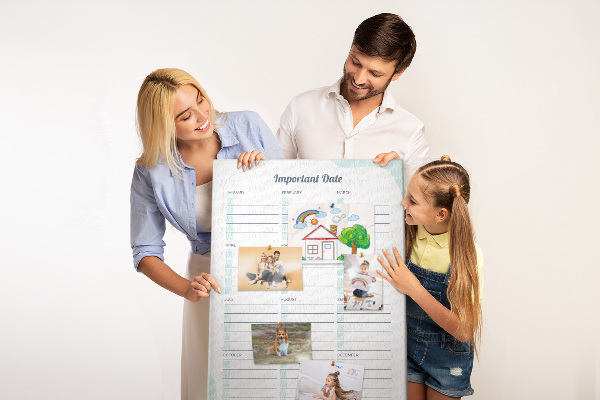 Kurk memobord maandplanner met kleurrijke accenten