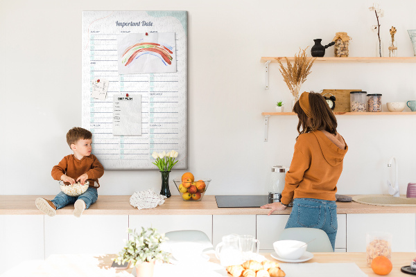 Kurk memobord maandplanner met kleurrijke accenten