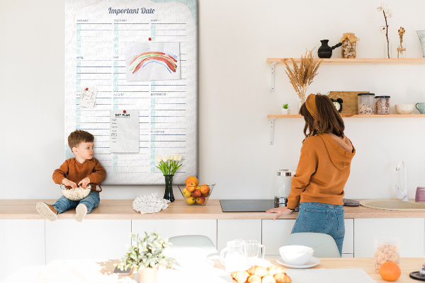 Kurk memobord maandplanner met kleurrijke accenten